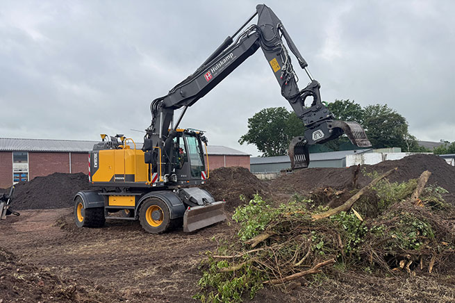 Huiskamp grondwerk graafmachine met grijper groenafval